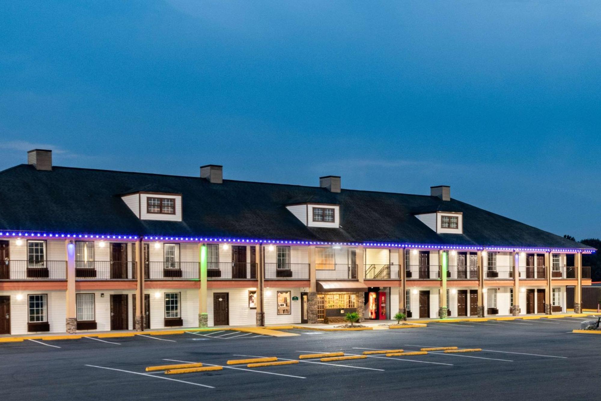 Baymont By Wyndham Commerce Ga Near Tanger Outlets Mall Dış mekan fotoğraf